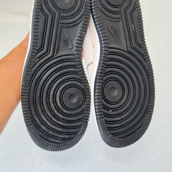 Nike Air Force 1 kids / youth size 2Y White Sneakers with black needs laces - Picture 8 of 8